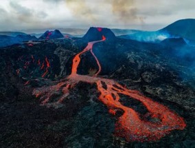 英国外交部向游客发出警告，称一系列火山喷发可能造成假期混乱