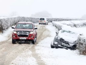 英国天气：英国气象局发布了严峻的冰雪警报，司机们警告出行会出现混乱