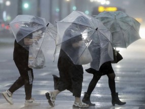 台风给日本带来了暴雨和强风，并缓慢向北移动