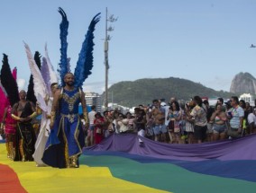 五彩缤纷的狂欢者来到科帕卡巴纳海滩参加巴西狂欢节