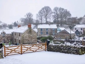 英国大雪：受困的司机被困在危险的道路上后获救