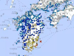 日本地震现场:7.1级地震震动城镇后，人们对海啸的恐惧