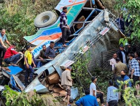 印度北部一辆巴士坠入喜马拉雅峡谷，造成至少36人死亡