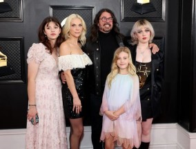 戴夫·格罗尔（Dave Grohl）的妻子“希望家人能在一起”，因为他们已经走出了出轨丑闻