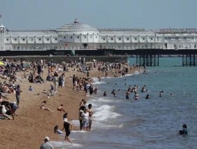 在30摄氏度的热浪中，英国五个地区的天气图变成了火红色