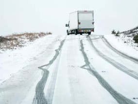 在大雪中，英国司机被要求从今天开始遵守“新”限速