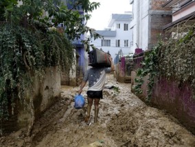 尼泊尔发生洪水和山体滑坡，造成217人死亡，救援人员在搜救失踪人员