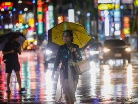 台风“克拉松”袭击台湾西南部，台湾关闭