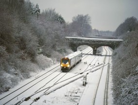 英国的机场在零下11摄氏度的严寒中关闭，大雪引发了交通混乱